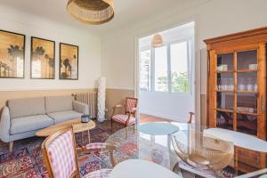 兰斯MOULINS - Maison cosy au cœur de Reims的客厅配有沙发和桌子