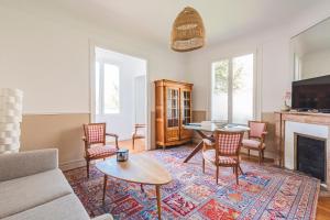 兰斯MOULINS - Maison cosy au cœur de Reims的客厅配有沙发和桌椅