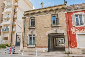 兰斯MOULINS - Maison cosy au cœur de Reims的街道上带有门道的旧砖砌建筑
