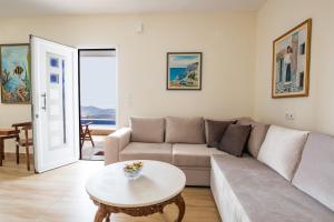 卡尔帕索斯Karpathos View Villa的客厅配有沙发和桌子