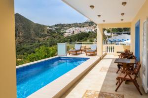 卡尔帕索斯Karpathos View Villa的美景别墅 - 带游泳池