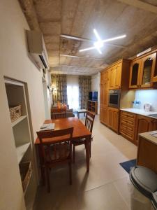 Hal GhaxiakB&S Accommodation Apartment 601的厨房配有木桌和椅子