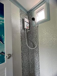 Ban Huai Haiภูผาม่านห่มดาวแคมป์的浴室内配有淋浴和头顶淋浴