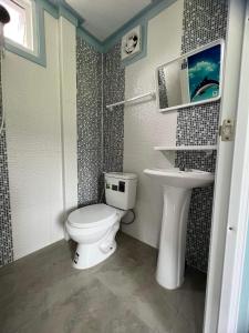 Ban Huai Haiภูผาม่านห่มดาวแคมป์的一间带卫生间和水槽的浴室
