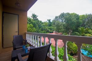 安君纳Verandah - A Beautiful Story, Near Anjuna Beach的设有一个配有桌椅并享有美景的阳台。