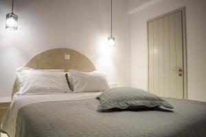 纳克索乔拉Casa Borealis的一间卧室配有一张带枕头和两个灯的床