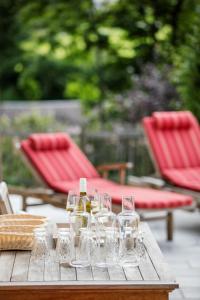 阿尔陶塞Villa Rosen der Villa Liechtenstein的桌子上放着眼镜和瓶装葡萄酒