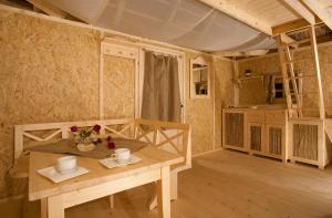 卡特兹奥布萨维海盗湾 - 卡特兹温泉酒店的客房设有木桌和厨房。