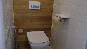 杭州闲处的一间带卫生间和卫生纸分配器的浴室