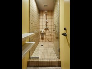 东京9h nine hours woman Shinjuku的带淋浴的浴室,铺有瓷砖地板。