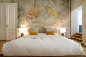 布鲁塞尔La Calamande En Ville的一间卧室配有一张壁画床