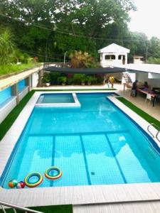 卡兰巴Deluxe Villa Leah Natural Hotspring Resort的一座大型游泳池位于一座带