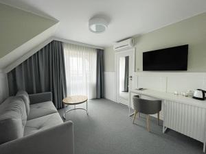 新古提Marina Śniardwy Resort的客厅配有沙发和桌子