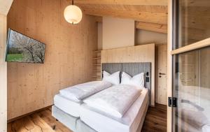 纳兹-夏韦斯Kessler's Mountain Lodge的卧室配有带白色枕头的大床