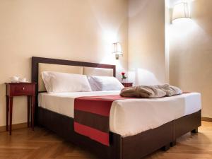 科拉迪拉齐塞帕尔科特马乐迪戴瑟德力别墅的一间卧室配有一张带红白毯子的床