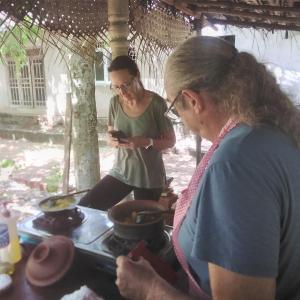 阿努拉德普勒Yaluwa Tourist Rest & cooking class的男人和女人看手机