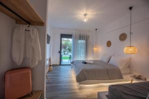 尼基季Alios Gaia - Seaside Apartments的一间卧室设有一张床,并有通往庭院的门