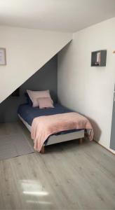 迪耶普Chambre celia lits séparées chez l habitant的卧室位于客房的角落,配有一张床