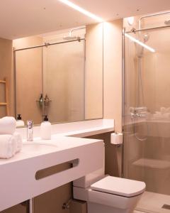 伊维萨镇Apartamentos Llobet Ibiza的一间带水槽、淋浴和卫生间的浴室