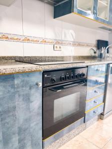 卡尔达斯·德·雷斯Sarnadela的厨房配有不锈钢烤箱和橱柜。