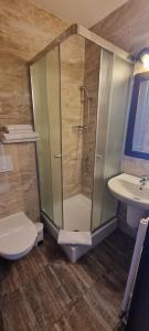 凯斯特海伊巴克斯酒店的带淋浴、卫生间和盥洗盆的浴室