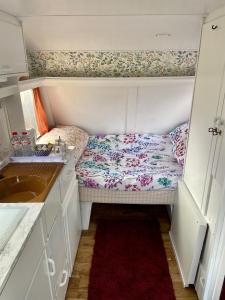 基尔肯尼Cosy Caravan at Carrigeen Glamping的一间小房间,厨房内配有一张床