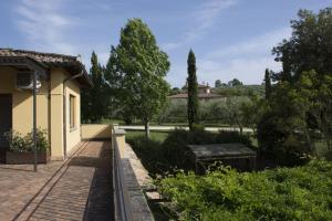 苏特里Agriturismo Scuderie della Contea的花园旁带长凳的房子