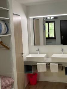 拉韦尔泰佐Osteria Posse的浴室设有2个水槽和镜子