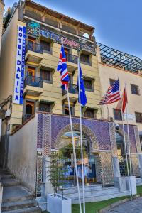 非斯Hotel & Ryad DALILA的前面有旗帜的酒店