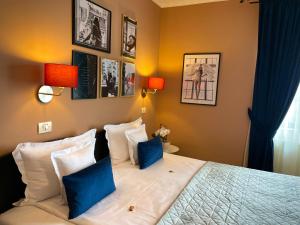 阿尔巴尤利亚Pensiunea Marylou的酒店客房配有一张带蓝色枕头的大床