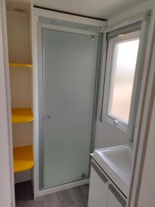 LorrisDOMAINE DE LA GRANGE DES CHAMPS的浴室设有衣柜、水槽和窗户