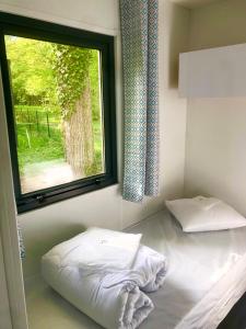 Vieilles-Maisons-sur-JoudryCAMPING ETANG DES BOIS的窗户客房内的一张床位