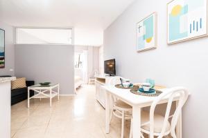 阿德耶Apartamentos Barranco del Infierno的白色的客厅配有桌椅