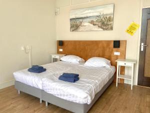 阿尔梅勒Bed & Ontbijt Haddock的一间卧室配有一张床,上面有两条毛巾