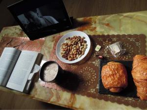 沙勒罗瓦FERTILE的一张桌子,上面有一盘食物和一本书