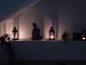 沙勒罗瓦FERTILE的一间黑暗的房间,在架子上放着蜡烛和灯