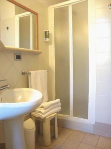 方蒂维沃优尔酒店的一间带水槽和玻璃淋浴的浴室