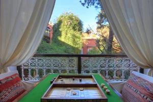 马拉喀什无忧宫卡伊兹摩洛哥传统庭院（住宅）的窗户客房内的绿桌