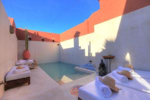 马拉喀什无忧宫卡伊兹摩洛哥传统庭院（住宅）的一间房子里设有游泳池的房间
