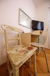 杜布罗夫尼克托哈公寓的一张椅子,坐在一张桌子前,带镜子