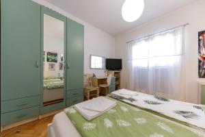 杜布罗夫尼克托哈公寓的一间卧室配有两张床和镜子
