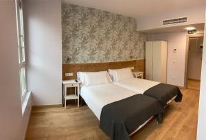 潘普洛纳阿罗哈旅馆的一间卧室,卧室内配有一张大床