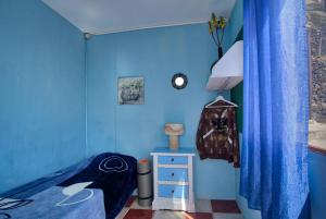 Las Manchas阿米果德拉那图拉乐扎住宿加早餐旅馆的蓝色的卧室,配有床和蓝色的墙壁