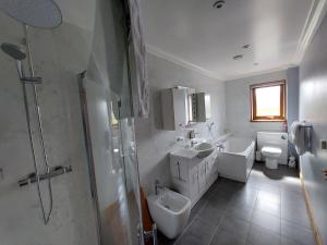 布罗德福德Scorrybreac B&B的白色的浴室设有2个盥洗盆和淋浴。