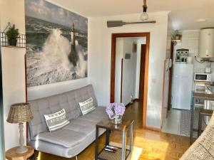 里瓦德塞利亚Rincon en el Rio Sella的带沙发和冰箱的客厅