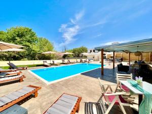 斯达林Beach Villa Verano with private pool的一个带桌椅的游泳池和一个泳池顾问
