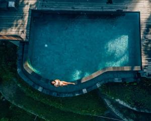 乌布安格斯卡简易别墅酒店的在游泳池游泳的人