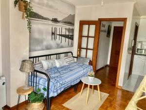 里瓦德塞利亚Apartamento con vistas espectaculares al rio Sella的卧室配有一张床和一张桌子
