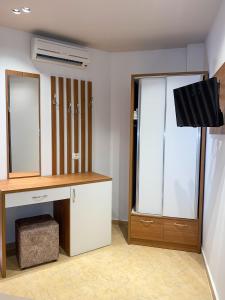 卡萨米尔Hotel Meta Ksamil的客房设有带镜子的书桌和电视。