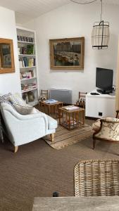 雷岛林滩La Terrasse du Bois Plage的带沙发和电视的客厅